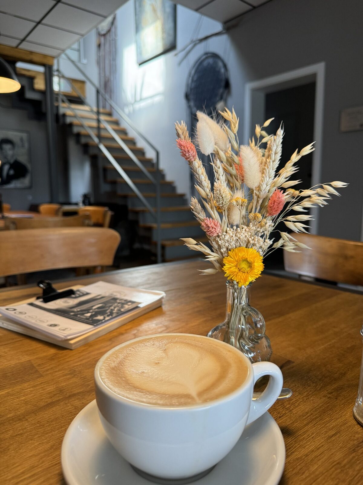 Cappuccino mit Trockenblumen